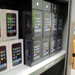 Продажа: Продам 2,  получи 1 бесплатно: iPhone 4G 32GB разблокирована.