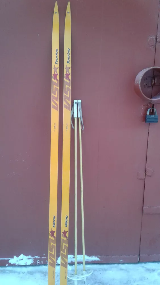 продаем лыжи беговые пластиковые новые с палками Про-во россия  2