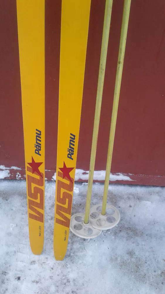 продаем лыжи беговые пластиковые новые с палками Про-во россия  3
