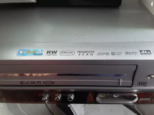  продам видеомагнитофон  LG (читает  кассеты  и диски)  в идеальном состоянии.  Про-во Корея.  В эксплуатации не был. 3